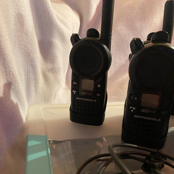 MOTOROLA CLS1110 6 PACK RADIO | 3 EAR PIECES | BLACK - Picture 3 of 5